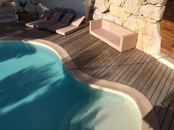 Pose de terrasse en bois et contour de piscine à Nice